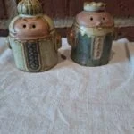 Salt- og peberfigurer set forfra med detaljer
