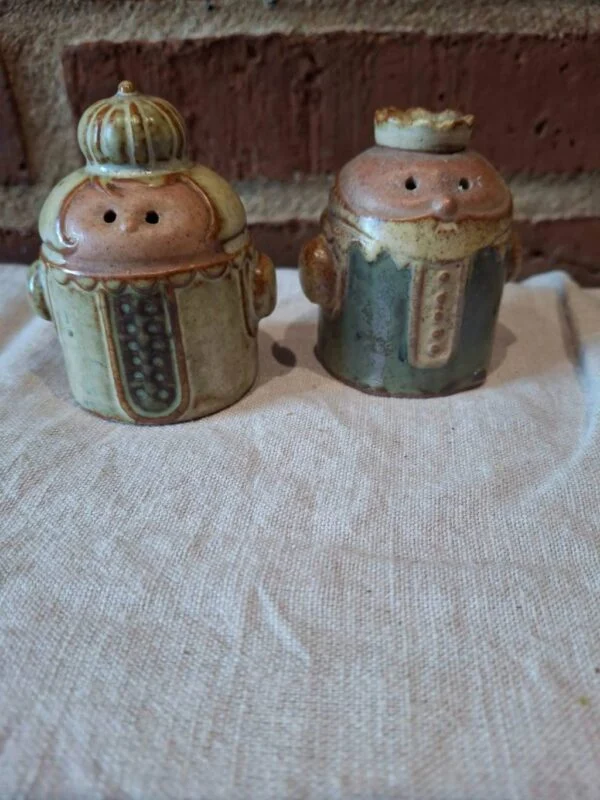 Salt- og peberfigurer set forfra med detaljer