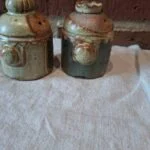 Detaljeret rustik glasur på keramiske figurer