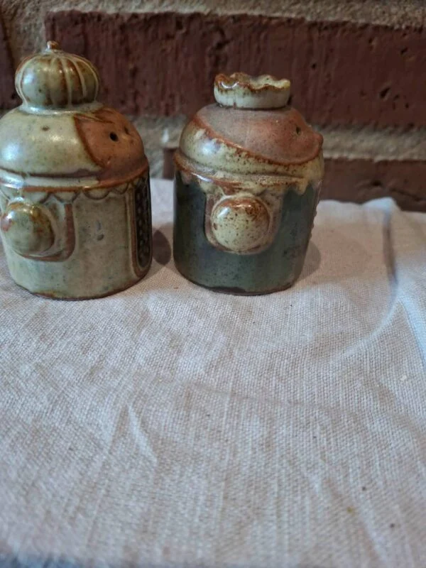 Detaljeret rustik glasur på keramiske figurer