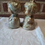 Side af keramiske salt og peber figurer med rustik glasur