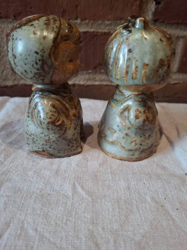 Detaljeret visning af bagsiden af keramiske figurer