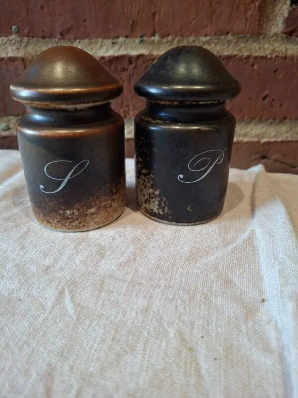 Salt- og pebersæt i keramik med 'S' og 'P' set forfra