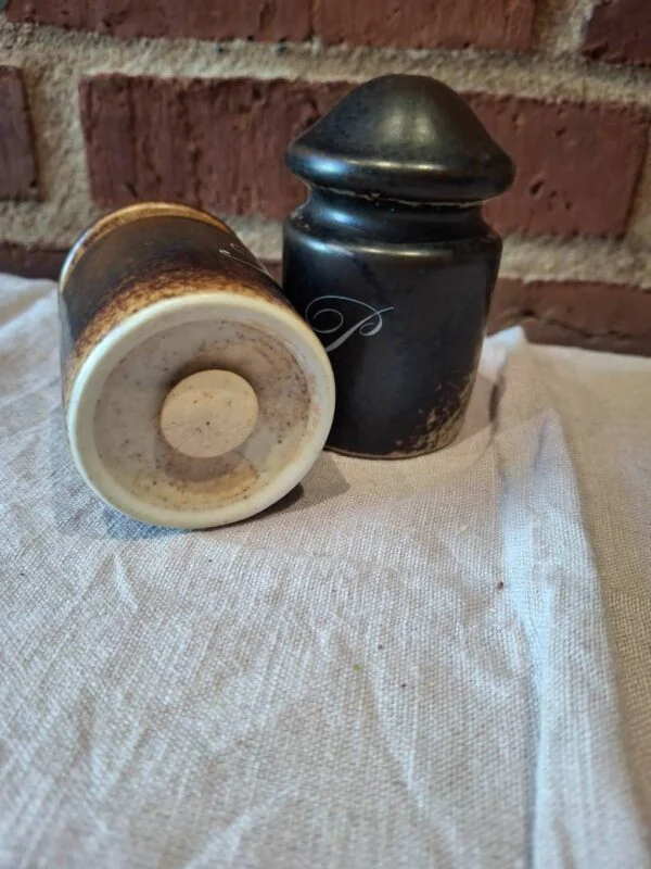 Keramik salt- og pebersæt fra bunden med patina