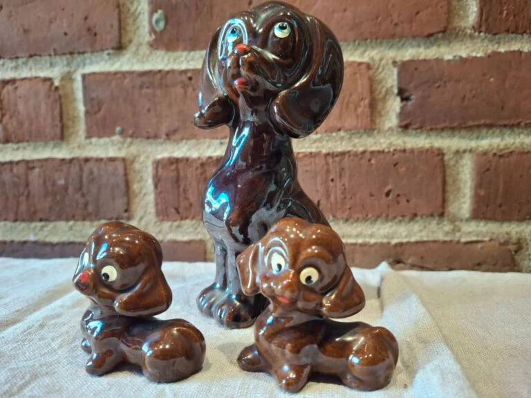 Vintage keramisk hundefamilie i mørkebrun glasur