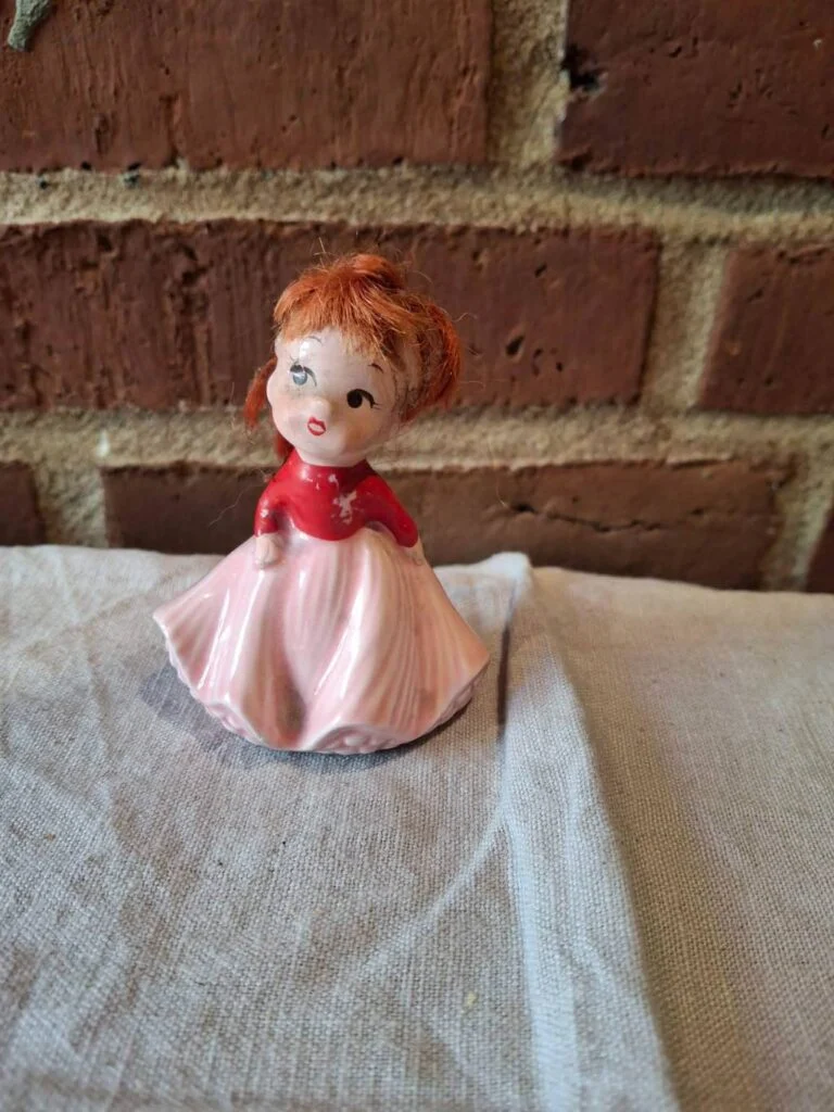 Sød vintage figur af pige i lyserød kjole