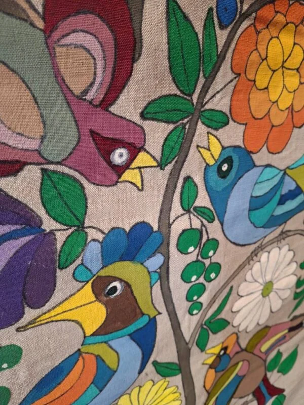 Håndmalet vægtæppe med farverige fugle og blomster