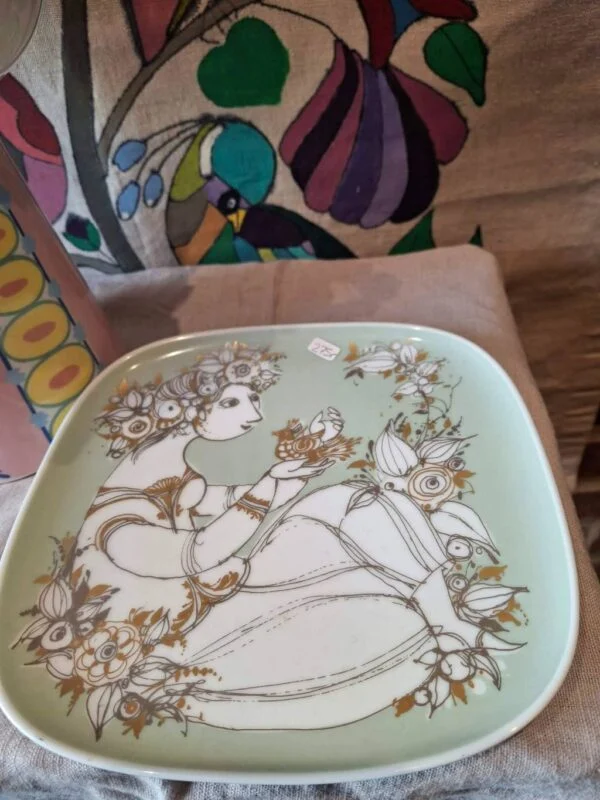 Kvinde med blomster i guld på Bjørn Wiinblad tallerken