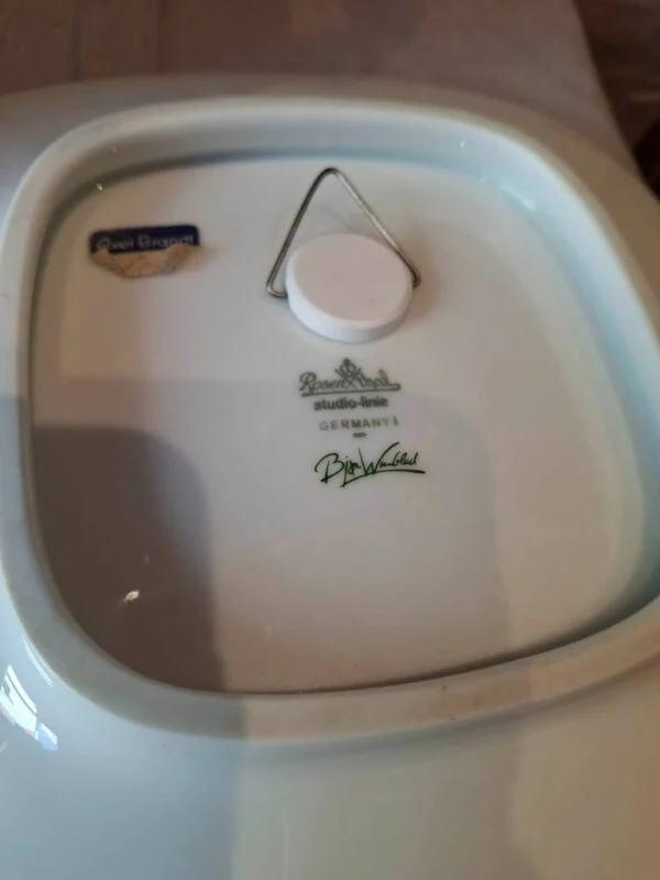 Bagside med Rosenthal Studio-Linie logo og ophæng