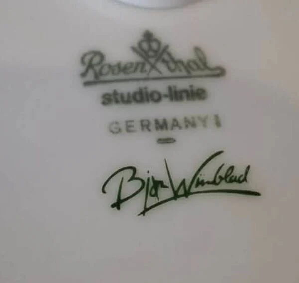 Nærbillede af Rosenthal logo og Bjørn Wiinblad signatur