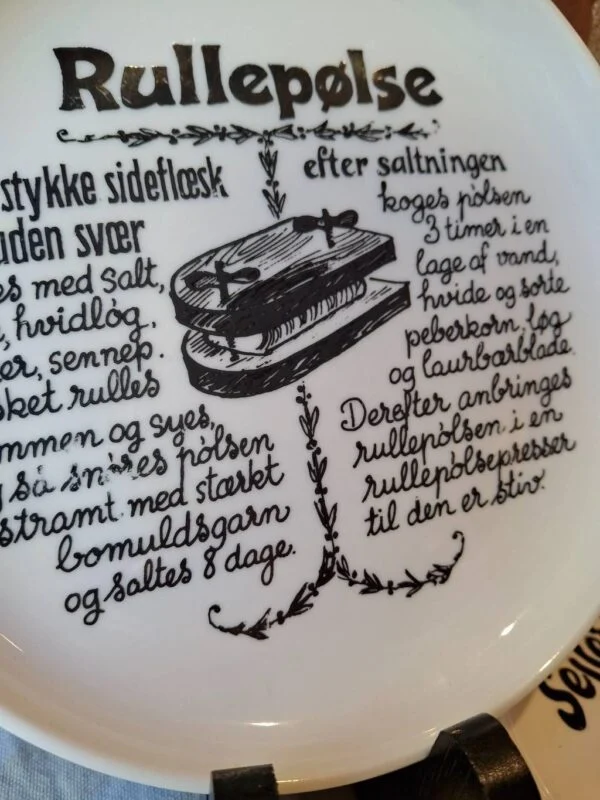 Nærbillede af rullepølsetallerken med opskrift