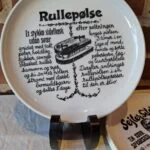 Rullepølsetallerken på display med tekst og illustration