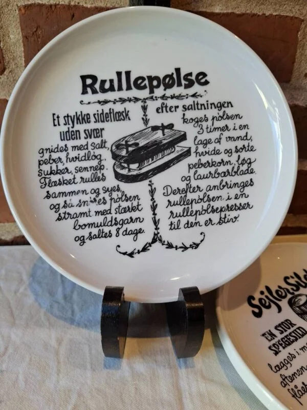 Rullepølsetallerken på display med tekst og illustration