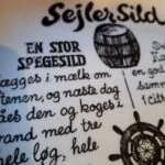 Nærbillede af sildetallerken med opskrift på Sejlersild og maritimt design
