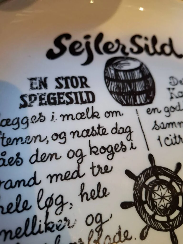 Sildetallerken med opskrift og maritimt design