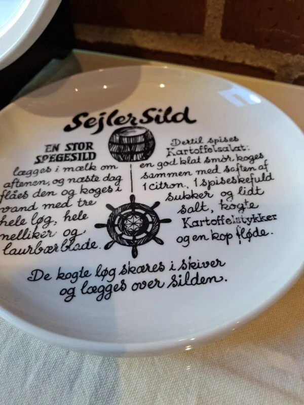 Tallerken med Sejlersild opskrift og dekorative detaljer
