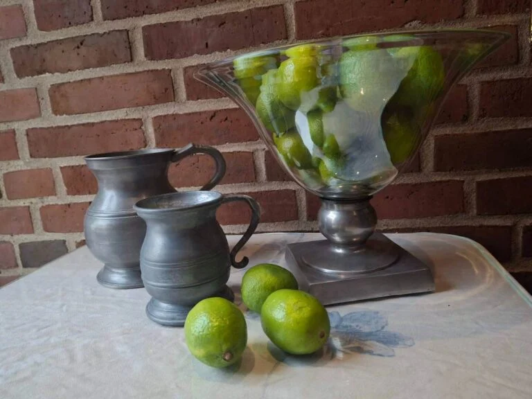 Smukt sæt med 2 tin kander i klassisk stil
