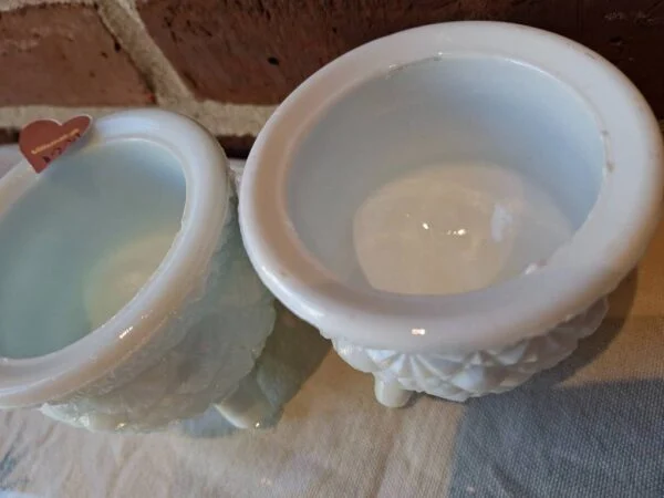 Mælkeglas-skåle set oppefra med fine detaljer
