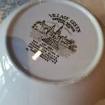 Bagsiden af frokosttallerken med Village Green stempel