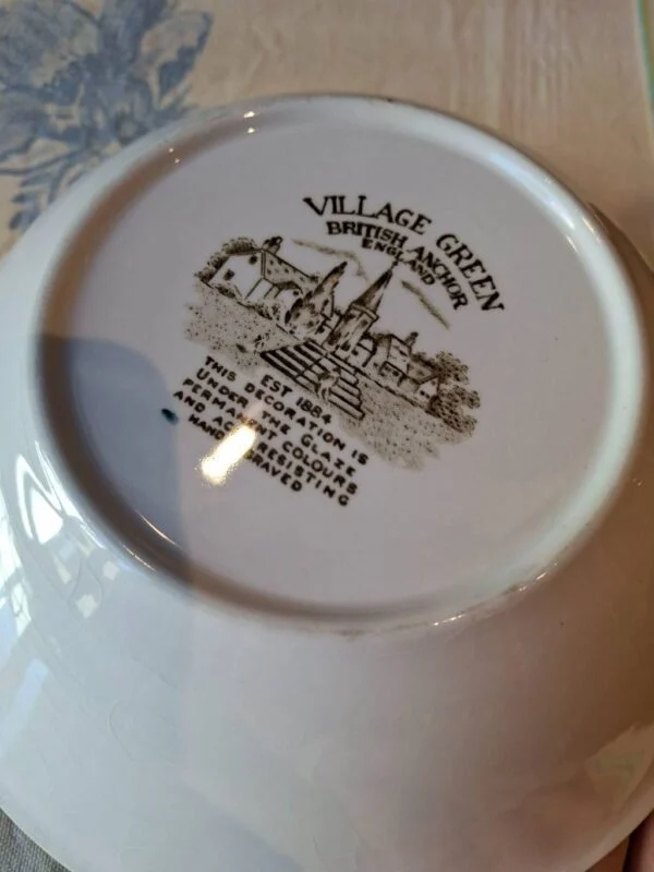 Bagsiden af frokosttallerken med Village Green stempel