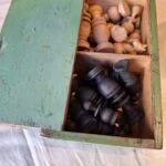 Kasse med skakbrikker opbevaret i to rum