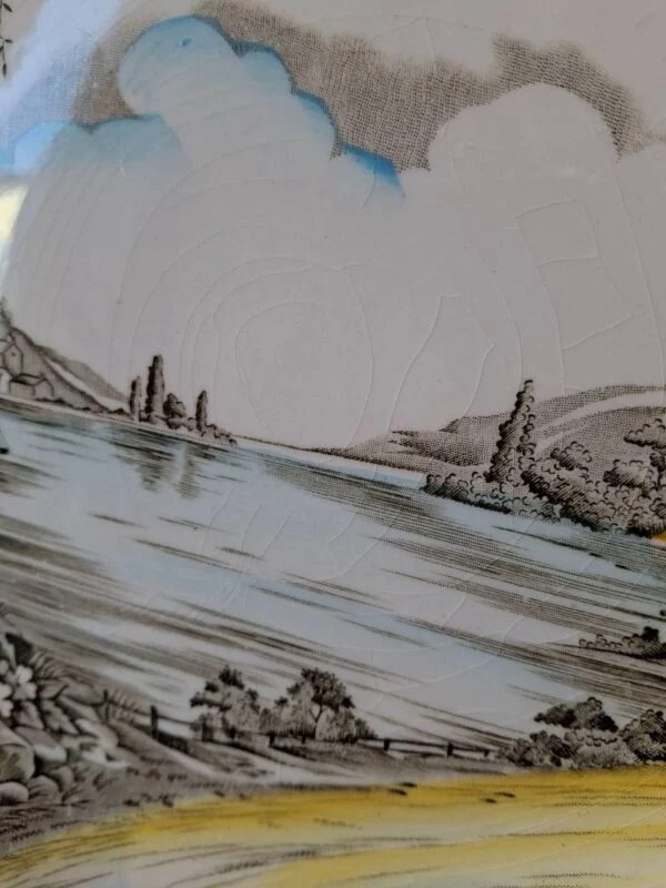 Detaljebillede af krakeleringer på vintage tallerken