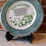 Vintage vægplatte med teksten 'Bless This House' og irsk motiv