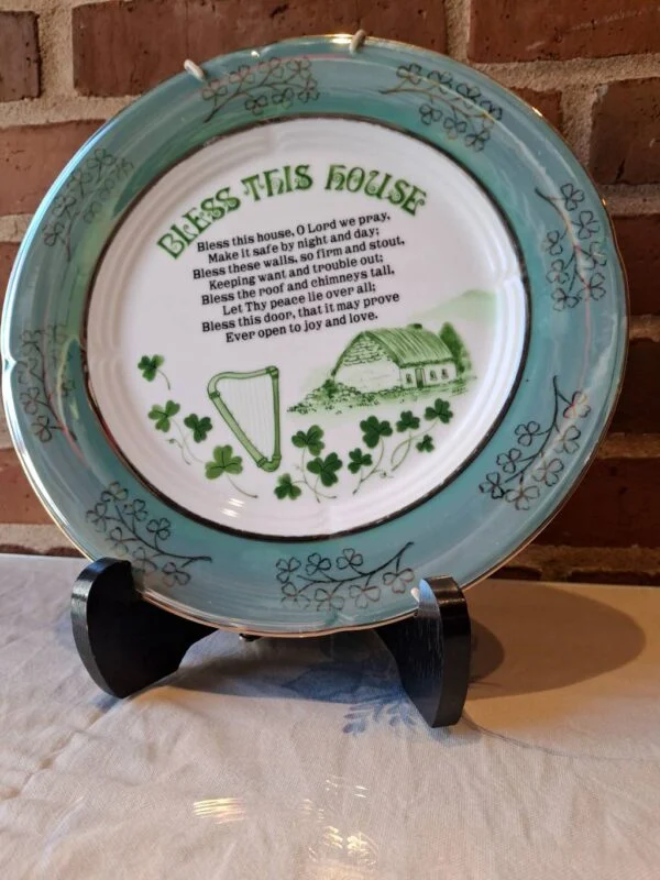 Vintage vægplatte med teksten 'Bless This House' og irsk motiv