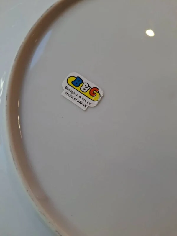 Bagsiden af vægplatte med mærkat fra Banaghan & Co. Ltd.