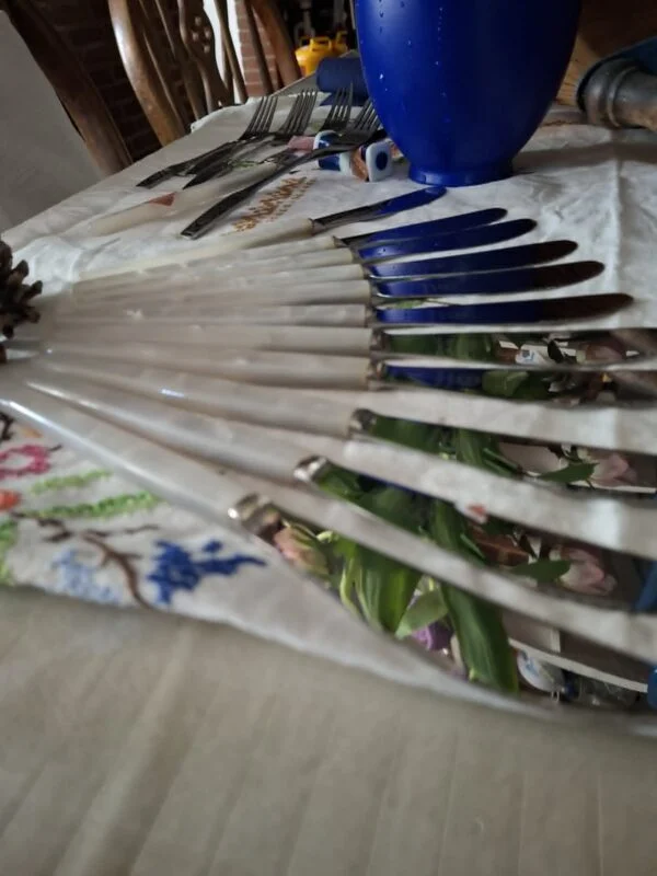 DIFA Sheffield knive i perlemorslook bredt ud på dug