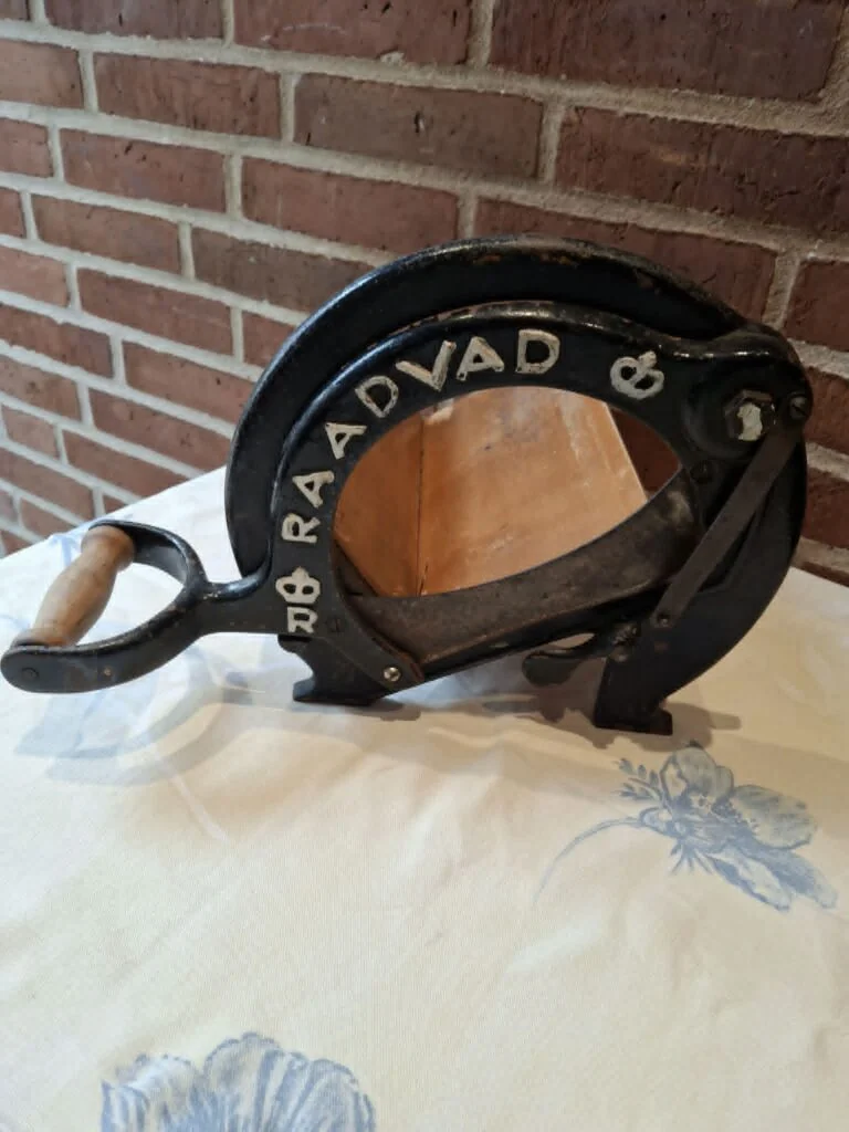 Gammel Raadvad brødskærer i sort metal og træ
