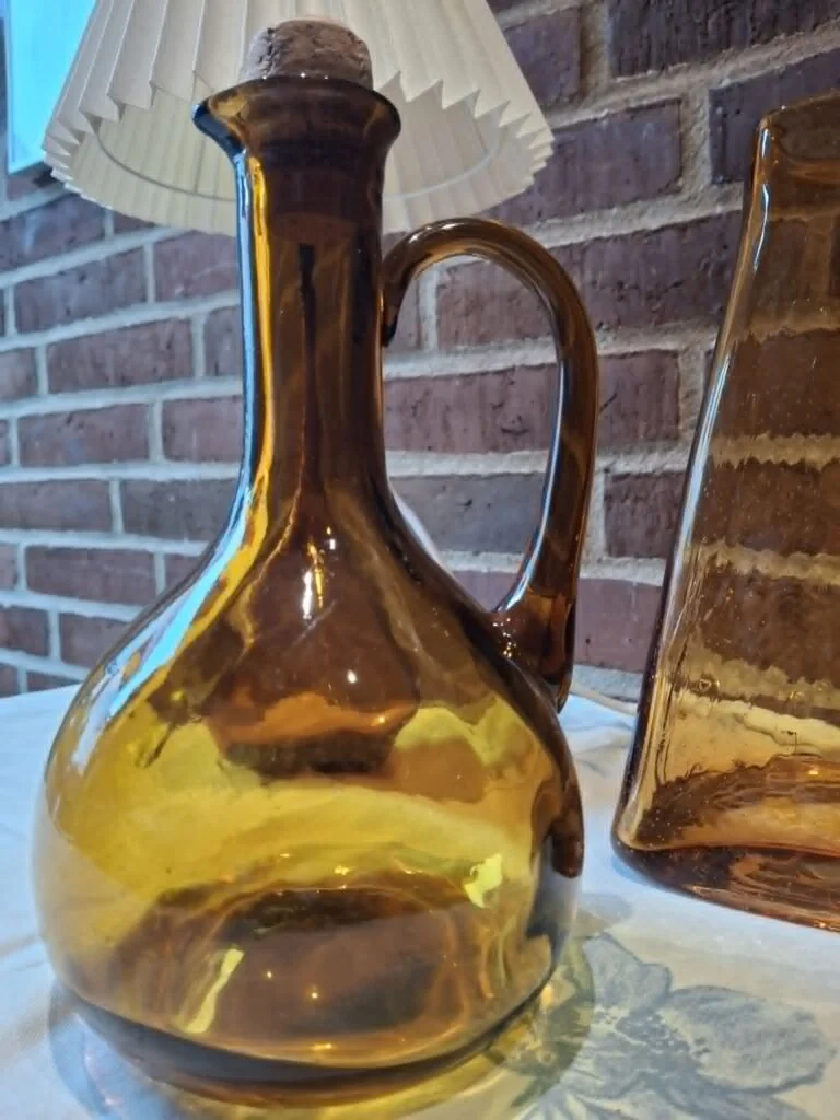 Vintage bordlampe i ravfarvet glas med plisseret skærm