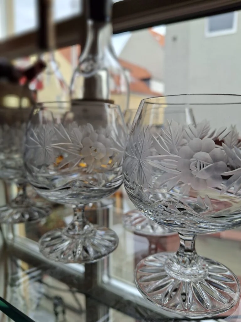 Cognacglas med slebet blomstermotiv