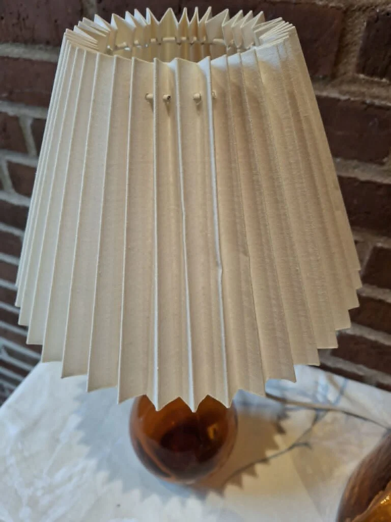 Vintage bordlampe i ravfarvet glas med plisseret skærm