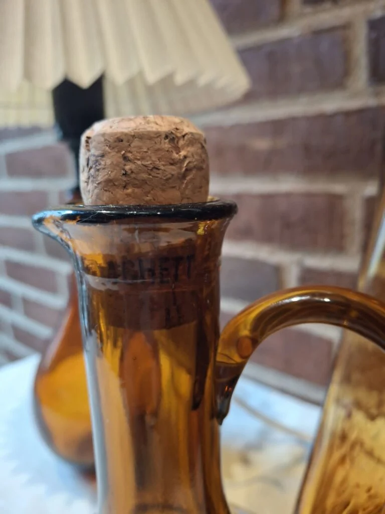 Vintage karaffel i ravfarvet glas med hank og prop