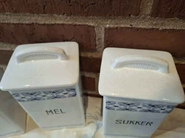 Køkkenbeholdere mærket Mel og Sukker med låg og blå mønsterbort