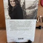 Bagside med portræt af Sara Blædel og handlingsbeskrivelse. Foto af Dødesporet af Sara Blædel.
