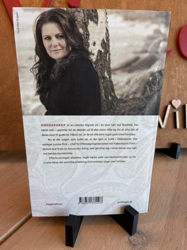 Bagside med portræt af Sara Blædel og handlingsbeskrivelse. Foto af Dødesporet af Sara Blædel.