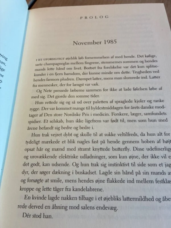 Prologside med overskriften November 1985. Foto af Journal 64 af Jussi Adler-Olsen.