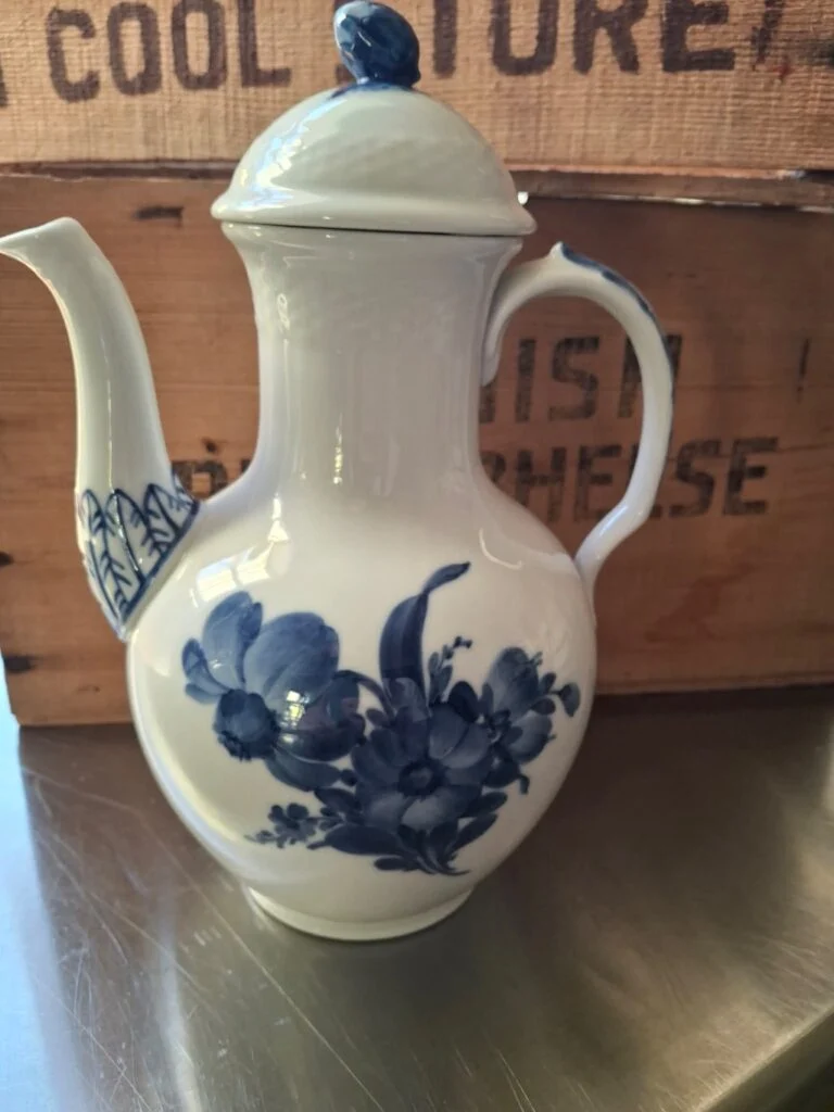 Royal Copenhagen Porcelænskande med Blå Blomsterdekoration
