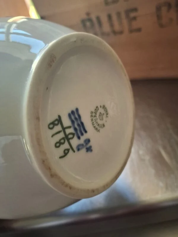 Royal Copenhagen Porcelænskande med Blå Blomsterdekoration
