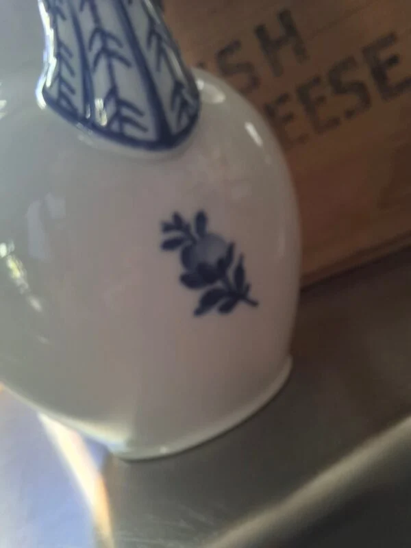 Royal Copenhagen Porcelænskande med Blå Blomsterdekoration