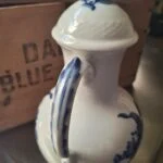Royal Copenhagen Porcelænskande med Blå Blomsterdekoration