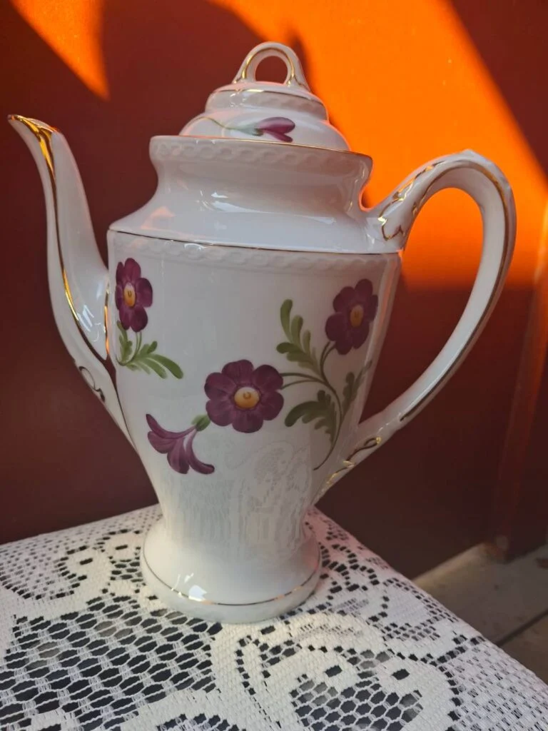 Vintage Tekande med Lilla Blomster og Guldkant