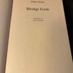 Titelblad med forfatter, titel, oversætter Lasse Schmidt og Vintens Paperbacks. Foto af Blodigt Forår af Philip Shelby.