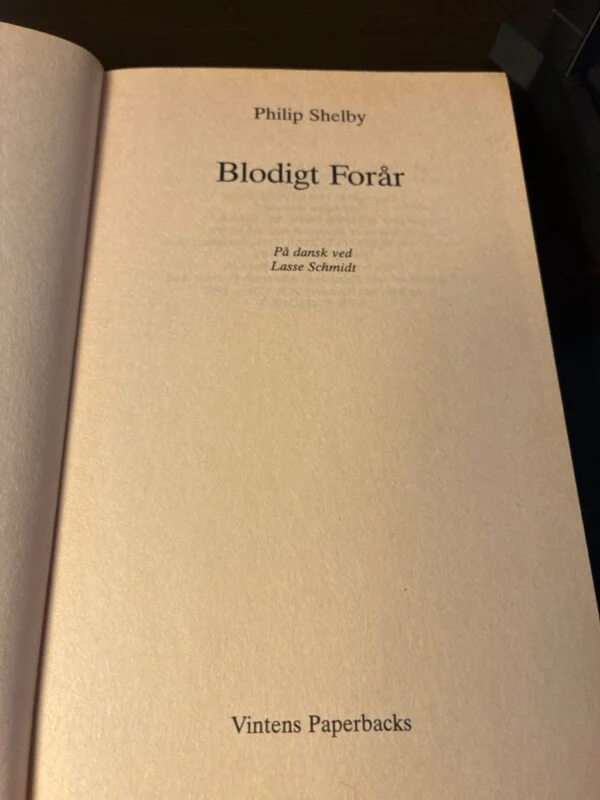 Titelblad med forfatter, titel, oversætter Lasse Schmidt og Vintens Paperbacks. Foto af Blodigt Forår af Philip Shelby.