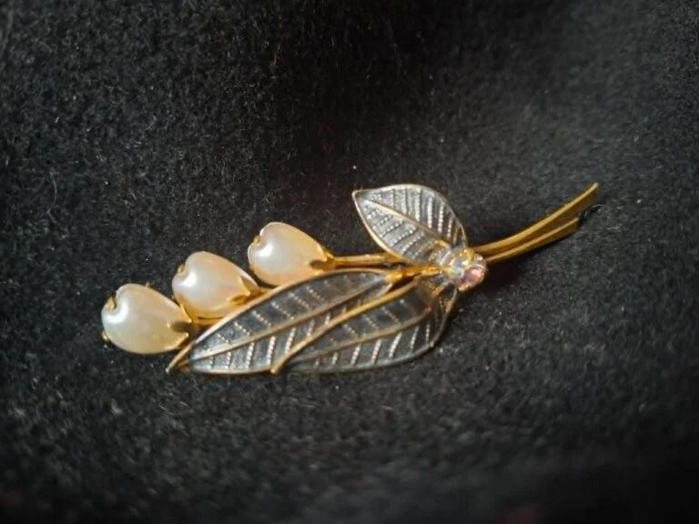 Vintage Bladbroche i Guldtone med Perledetaljer