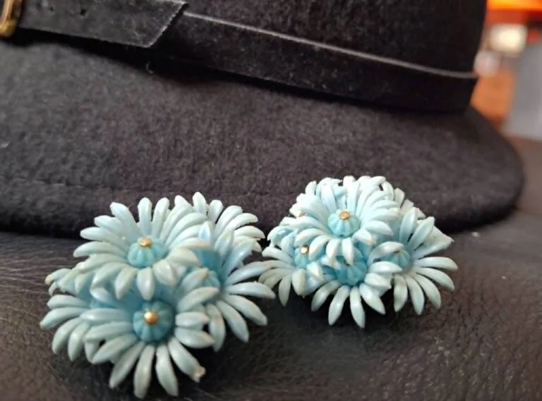 Tyske vintage clip-on øreringe med lyseblå blomster