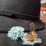 Tyske vintage clip-on øreringe med lyseblå blomster