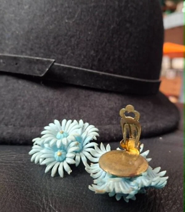 Tyske vintage clip-on øreringe med lyseblå blomster